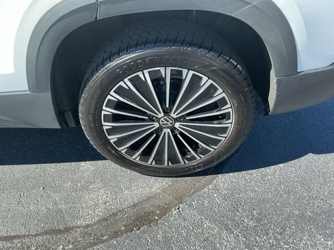 Certified 2025 Volkswagen Taos SE image 26