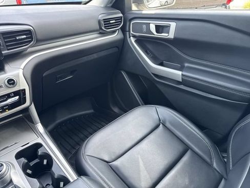 Used 2021 Ford Explorer XLT w/ Equipment Group 202A AWD/4WD image 11