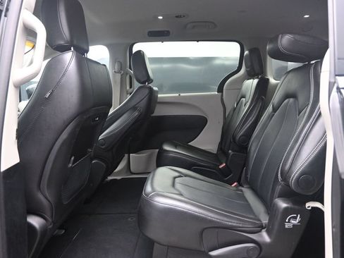 Used 2024 Chrysler Pacifica Touring-L FWD image 11