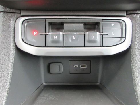 Used 2023 GMC Acadia SLE w/ Driver Convenience Package image 30