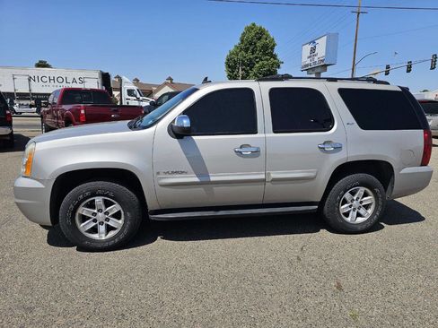 Used 2007 GMC Yukon SLT w/ SLT Preferred Equipment Group image 2