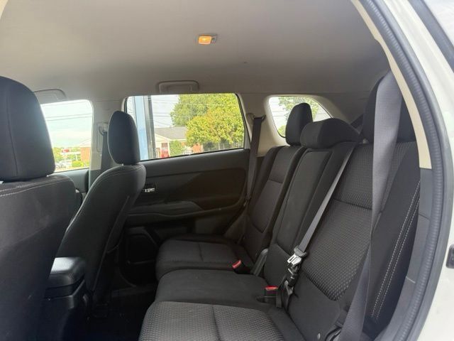 Used 2017 Mitsubishi Outlander SEL AWD/4WD image 14