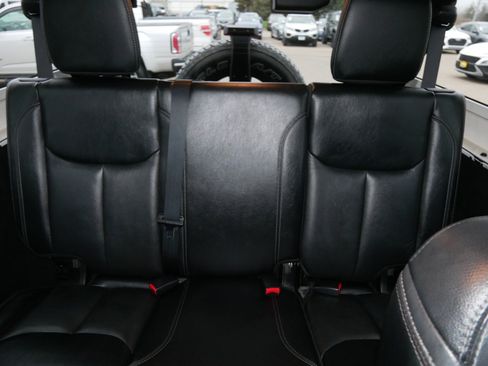 Used 2018 Jeep Wrangler Unlimited Sahara image 13