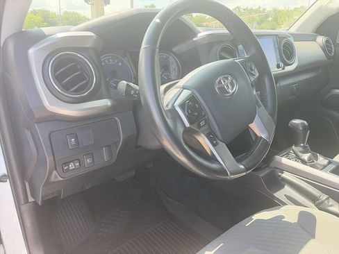 Used 2020 Toyota Tacoma SR5 AWD/4WD image 16