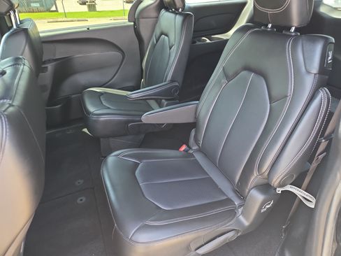 Used 2025 Chrysler Pacifica Select FWD image 7