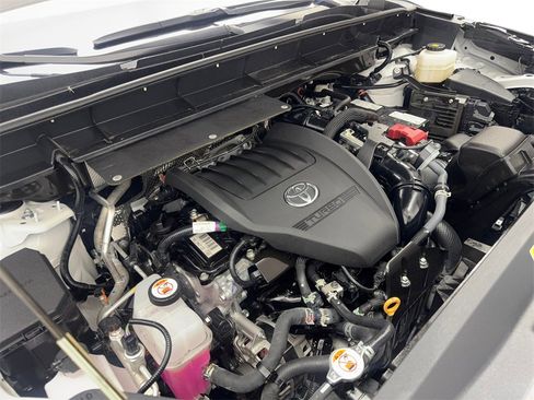 Used 2024 Toyota Highlander FWD image 84