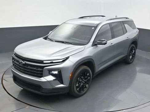 Used 2024 Chevrolet Traverse LT w/ Midnight/Sport Edition FWD image 9