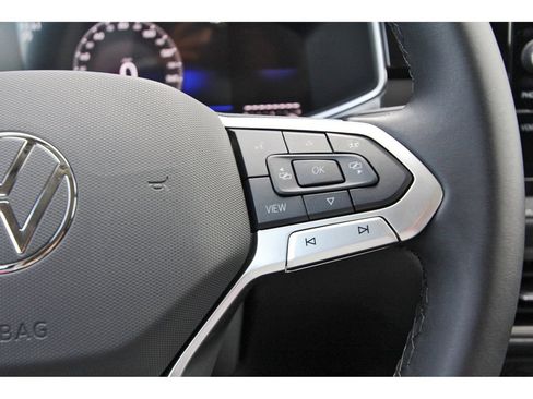 Certified 2025 Volkswagen Taos SE FWD image 20