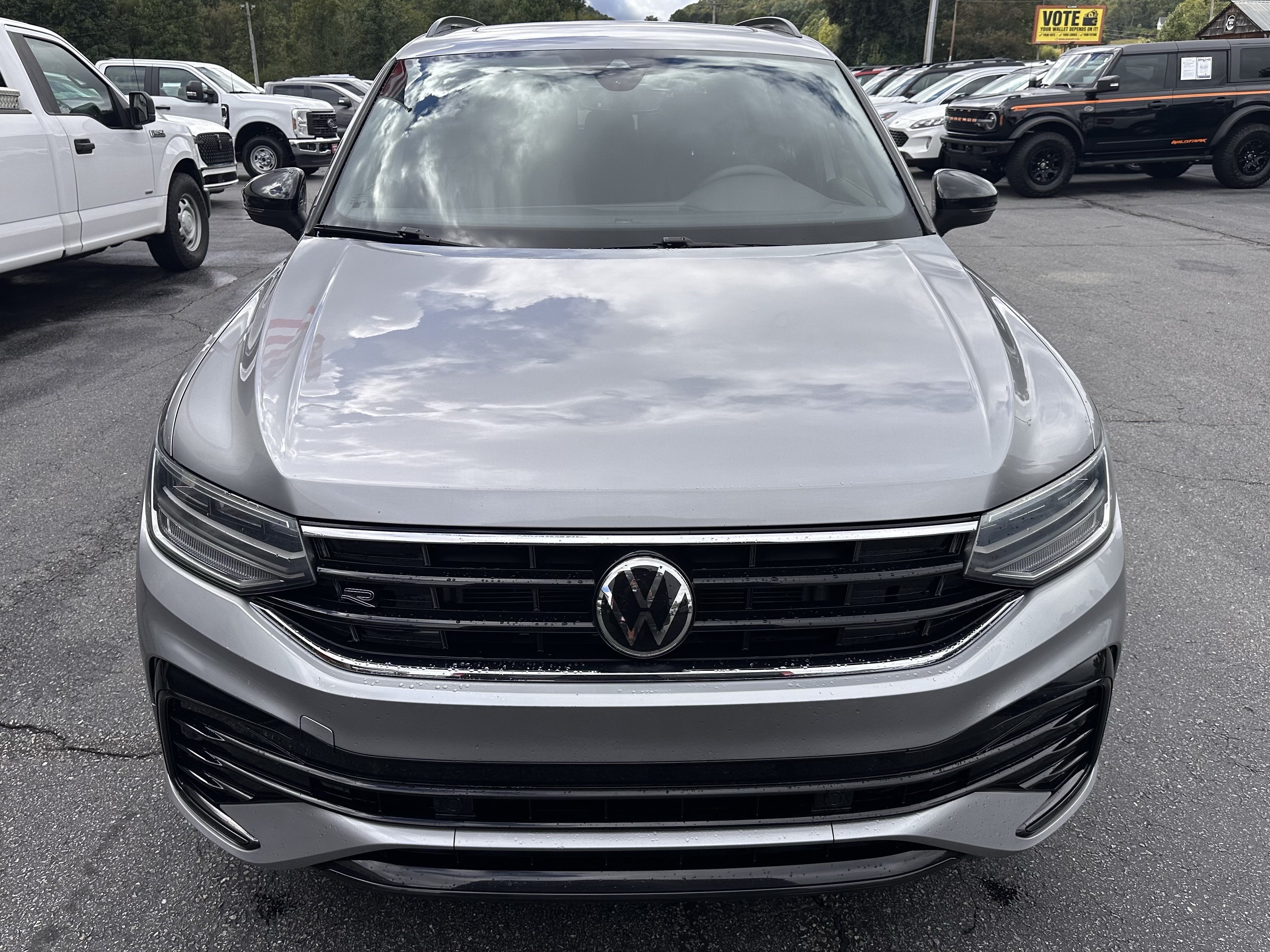 Used 2022 Volkswagen Tiguan SE R-Line FWD image 3