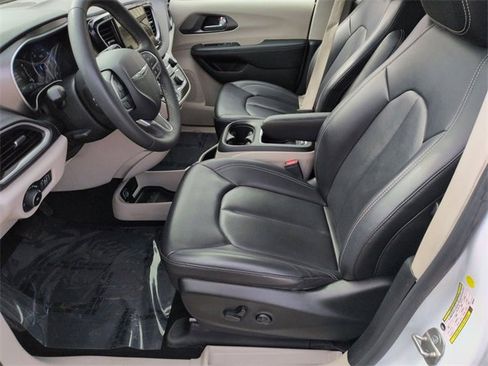 Used 2023 Chrysler Pacifica Touring-L image 12