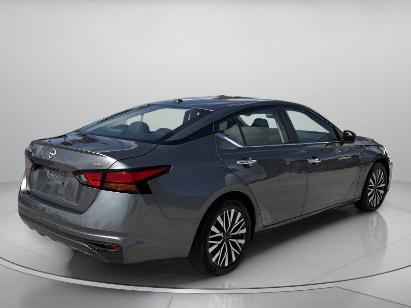 Used 2024 Nissan Altima 2.5 SV FWD image 3