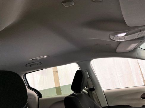 Used 2023 Chrysler Voyager LX image 21