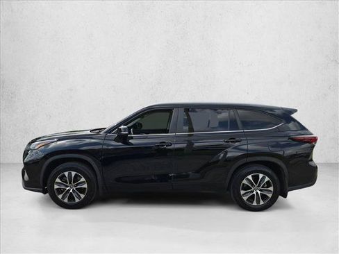 Used 2024 Toyota Highlander XLE FWD image 8
