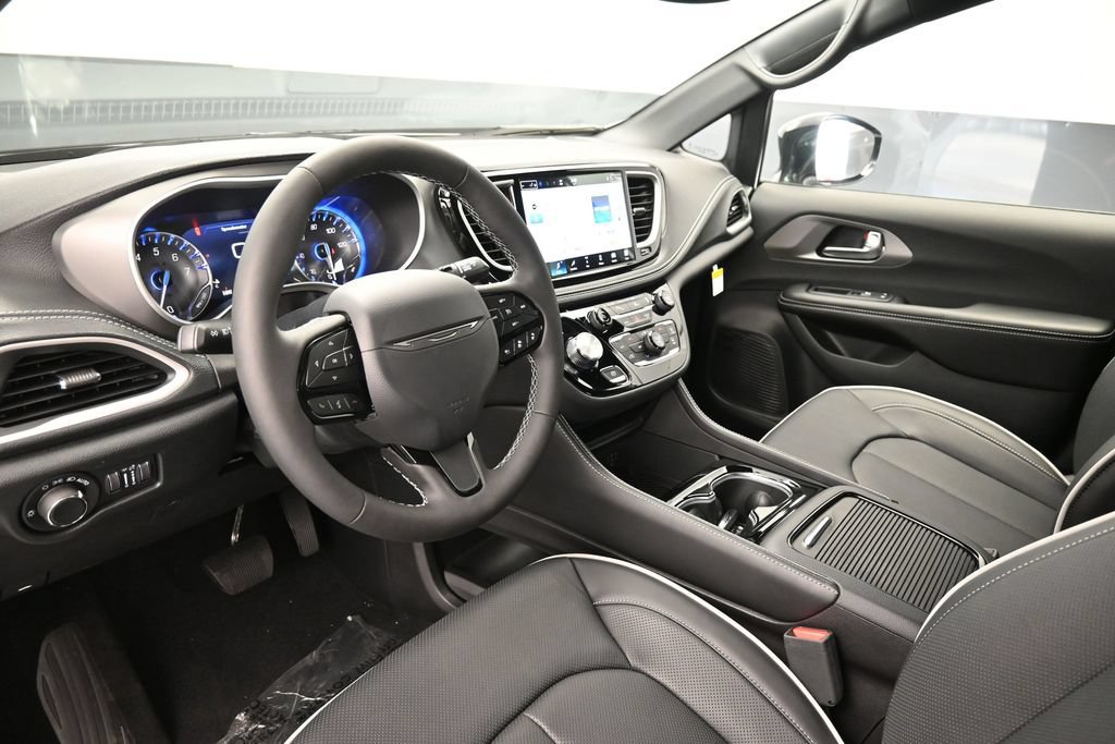 New 2027 Chrysler Pacifica Limited w/ Family Tech Group FWD image 18