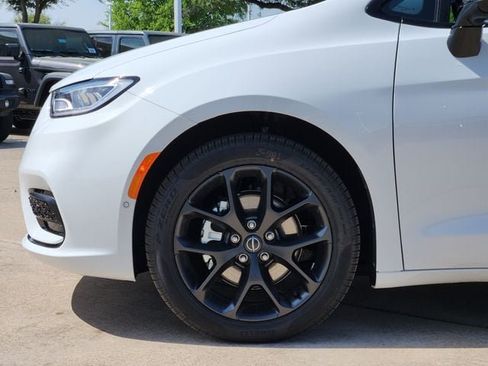 New 2026 Chrysler Pacifica Select w/ S Appearance Package FWD image 6