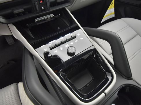 Certified 2026 Porsche Cayenne AWD/4WD image 20