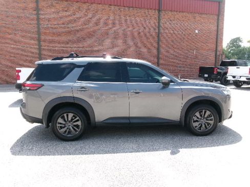 Used 2022 Nissan Pathfinder SV AWD/4WD image 2
