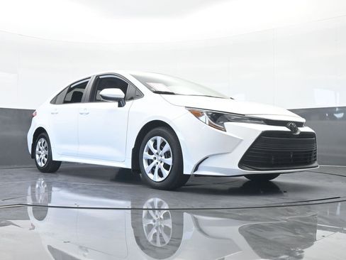 Used 2025 Toyota Corolla LE image 57