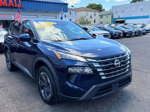 Used 2024 Nissan Rogue SV FWD image 2
