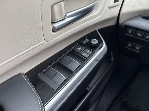 Used 2025 Toyota Sienna Limited image 28