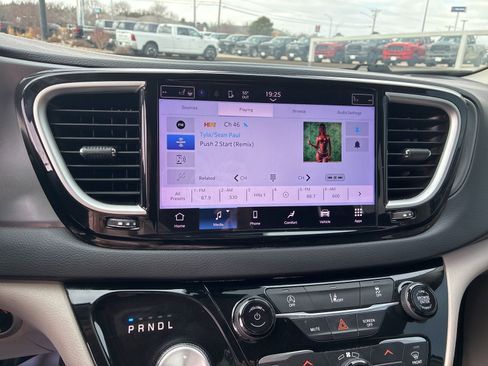 Used 2022 Chrysler Pacifica Touring-L image 22