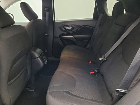 Used 2019 Jeep Cherokee Latitude w/ Cold Weather Group image 18