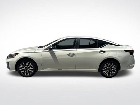 Used 2025 Nissan Altima 2.5 SV FWD image 2