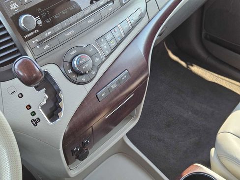 Used 2011 Toyota Sienna XLE image 20