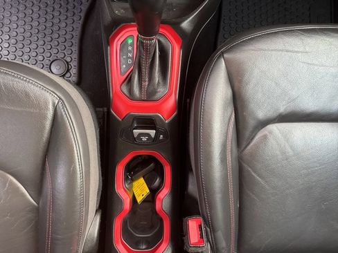 Used 2017 Jeep Renegade Trailhawk w/ Premium Trailhawk Package image 32