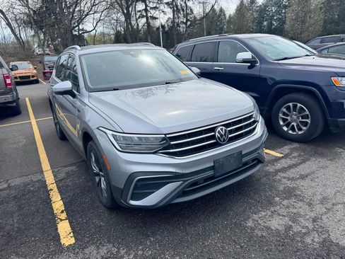 Used 2022 Volkswagen Tiguan SE image 3