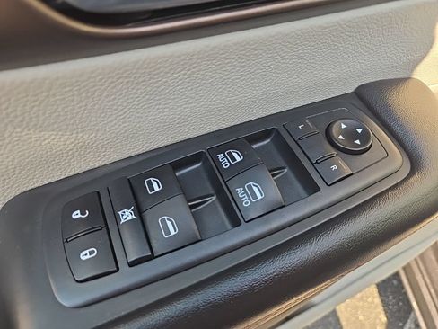 Used 2019 Chrysler Pacifica Touring-L FWD image 26