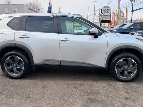 Used 2024 Nissan Rogue SV image 11