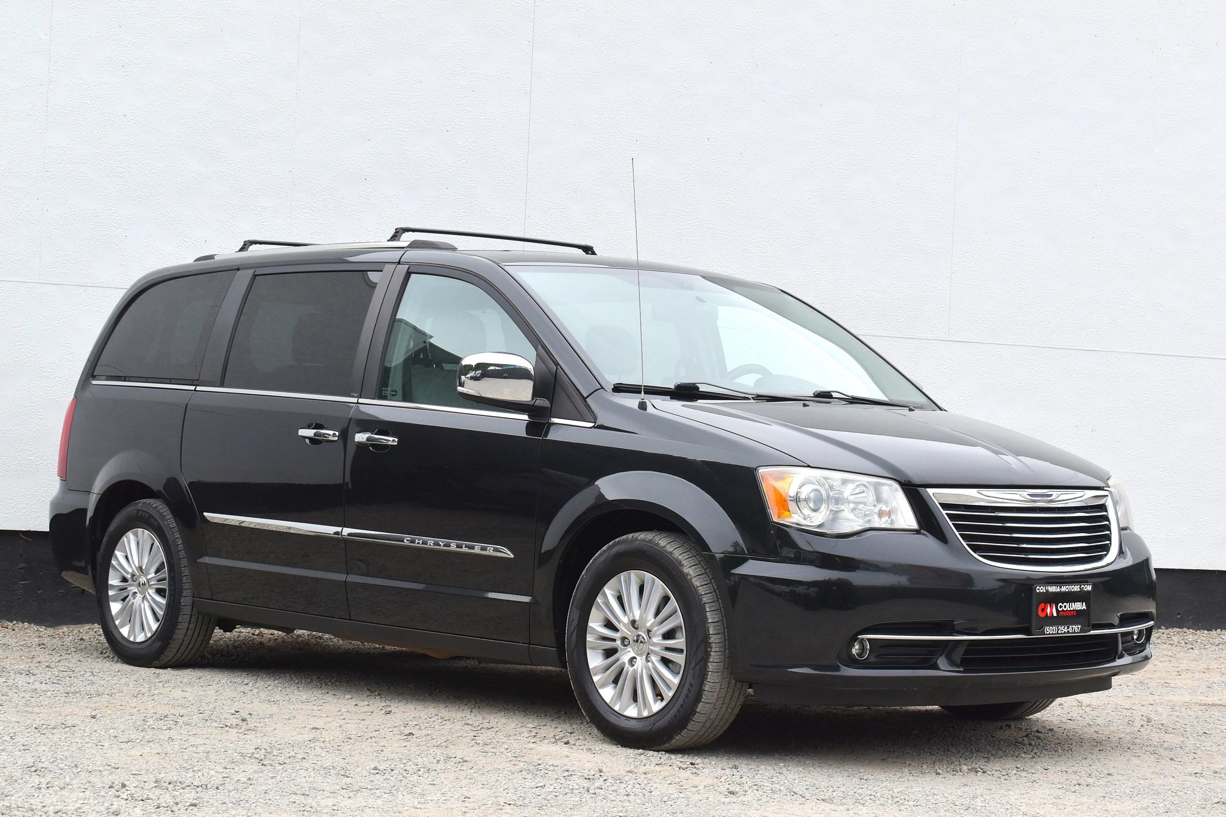Used 2014 Chrysler Town & Country Limited w/ Luxury Group FWD image 1