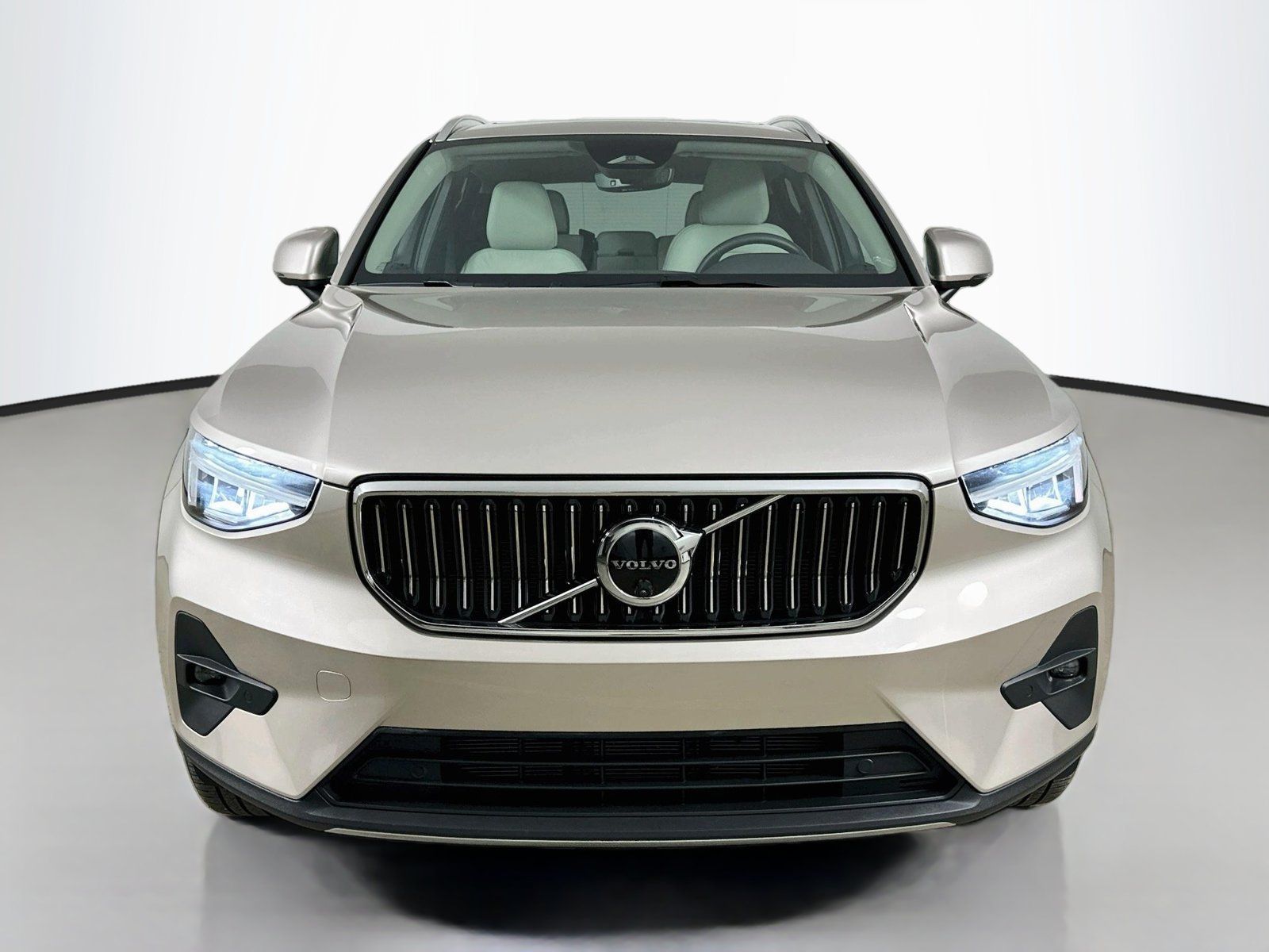 Used 2024 Volvo XC40 B5 Plus w/ Climate Package AWD/4WD image 2