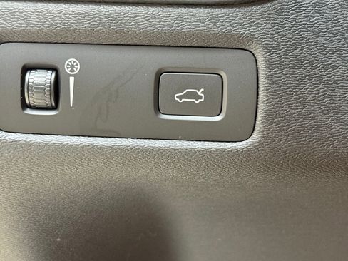 Used 2018 Volvo XC60 T5 Inscription w/ Convenience Package image 17