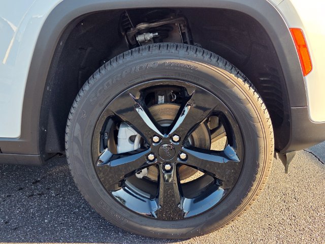 Certified 2025 Jeep Grand Cherokee Limited w/ Black Appearance Package AWD/4WD image 9