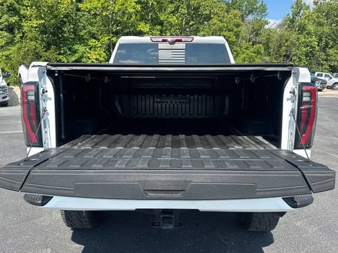 Used 2025 GMC Sierra 2500 AT4 w/ Technology Package AWD/4WD image 11