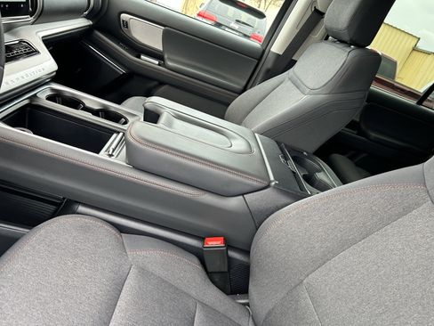 Used 2025 Ford Expedition Active image 10