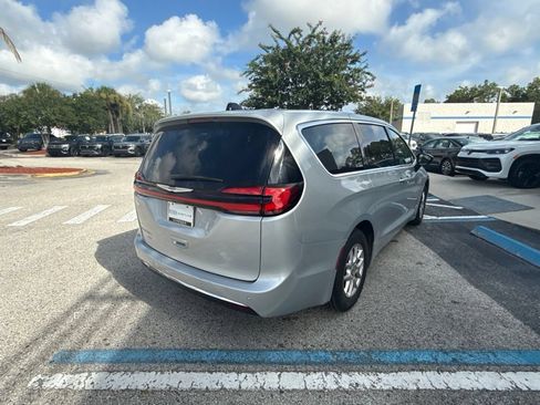 Used 2024 Chrysler Pacifica Touring-L FWD image 9