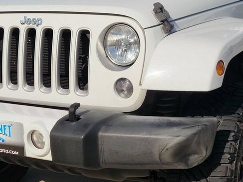 Used 2016 Jeep Wrangler Unlimited Sahara w/ Connectivity Group AWD/4WD image 9