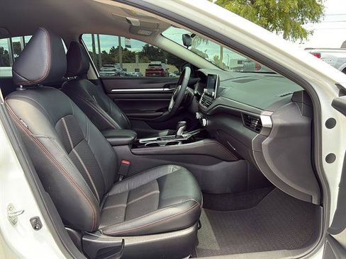 Used 2024 Nissan Altima 2.5 SR FWD image 16