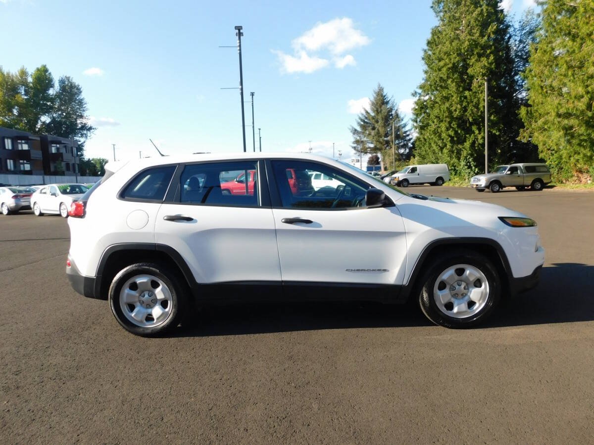 Used 2017 Jeep Cherokee Sport FWD image 19