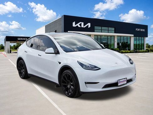 Used 2022 Tesla Model Y Long Range AWD/4WD image 3