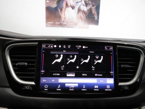 Used 2022 Chrysler Pacifica Touring-L FWD image 19
