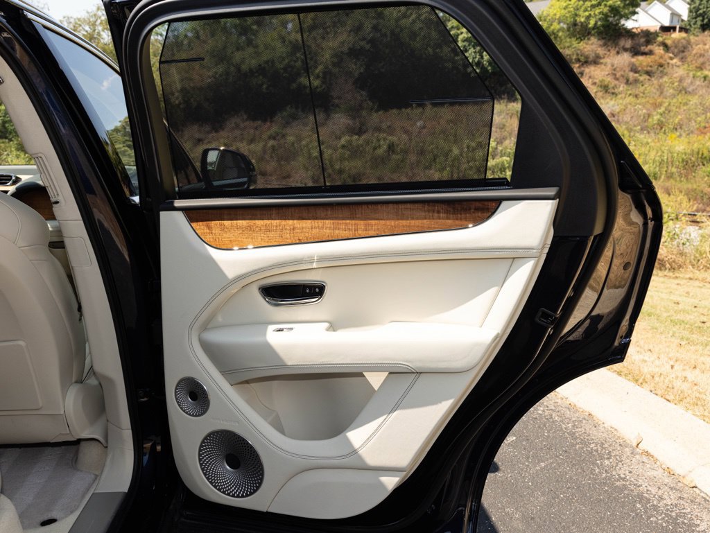 Used 2025 Bentley Bentayga AWD/4WD image 71