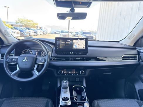 Used 2025 Mitsubishi Outlander ES image 24