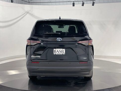 Used 2025 Toyota Sienna XLE image 7