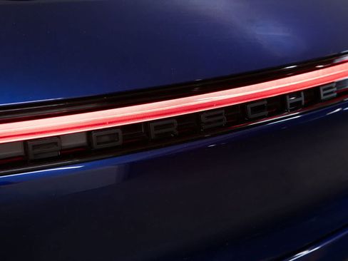 Certified 2023 Porsche Macan AWD/4WD image 36