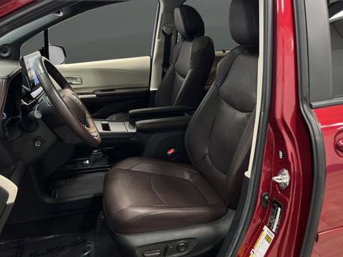 Used 2024 Toyota Sienna Platinum image 9