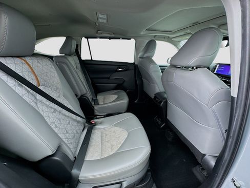 Used 2023 Toyota Highlander Bronze Edition FWD image 21
